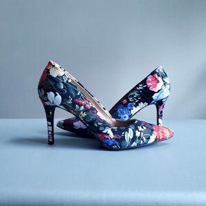 Like New Floral Shoes Size 8M
